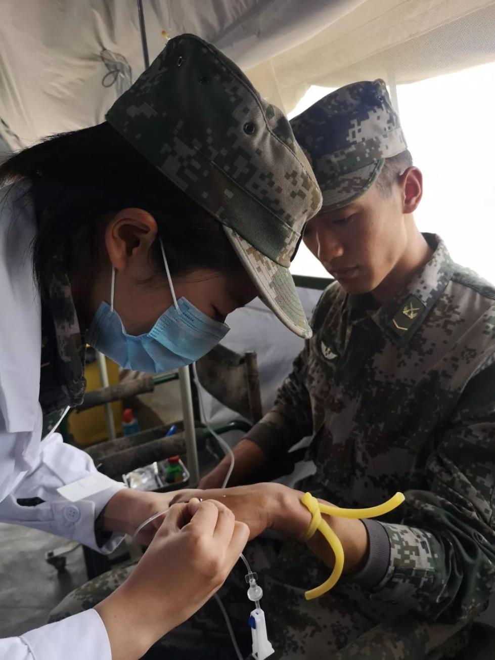 为患病官兵输液,帮助官兵尽快重返"战场"
