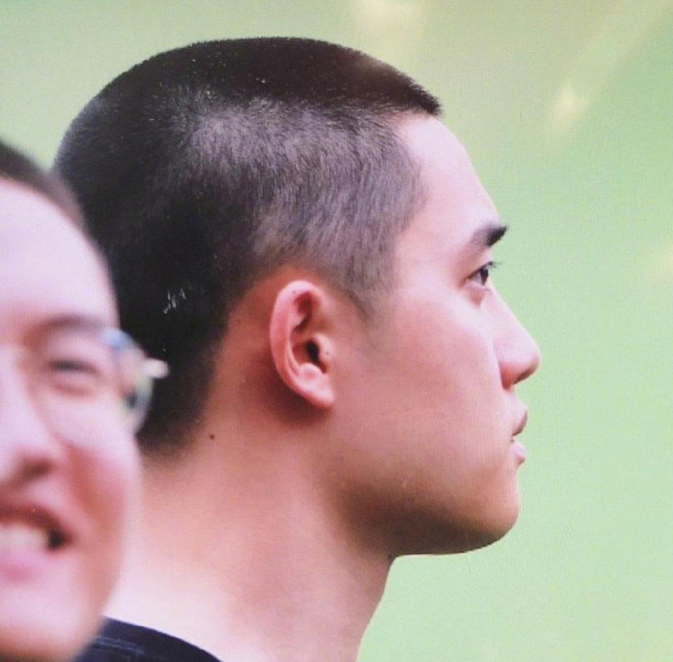 o.正式入伍 剃寸头背超大黑包表情严肃