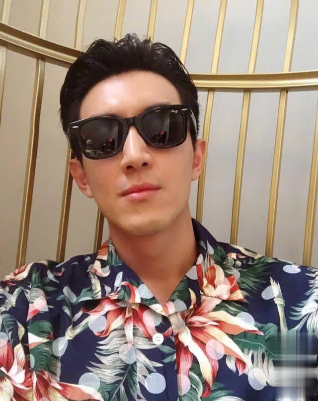 林更新晒直男自拍,却被墨镜里的人影抢镜?看清后,网友炸锅