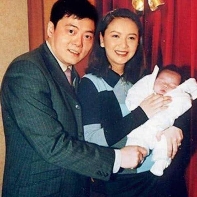 曾华倩谈了好几段恋爱,最后才嫁给富商林肇基,曾华倩和林肇基拍拖了