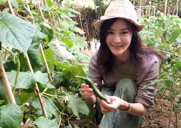 毕业于北影09级的她,是著名演员徐静蕾、刘琳的大学同学。