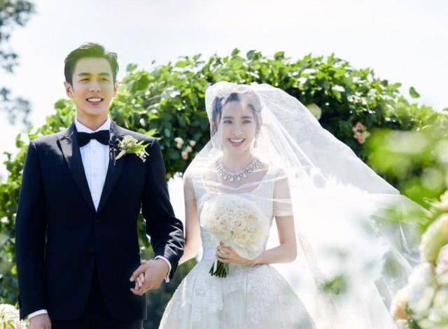 经纪人发布张若昀唐艺昕结婚照，暴露两人2017年领证，两人到底多甜