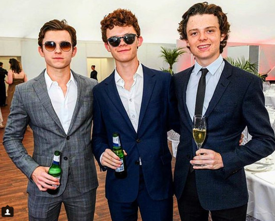 汤姆·赫兰德(左)与家中兄弟关系非常好