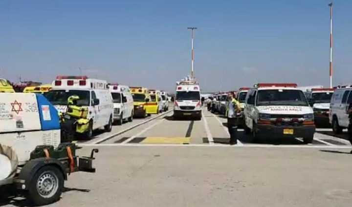 (客机紧急迫降前，急救人员已抵达本古里安机场。图源：《以色列时报》)