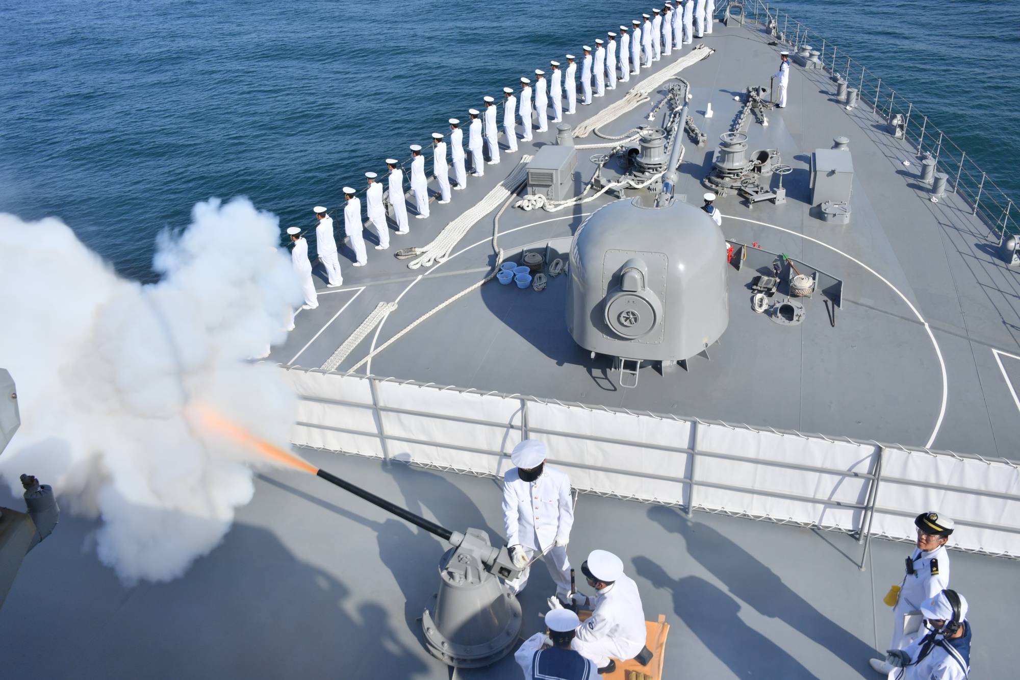 此次出动的有鹿岛号训练舰和电号驱逐舰.