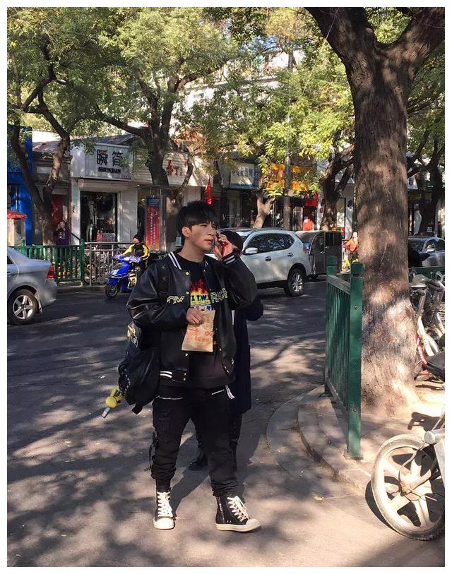 话说是不是知道大老师在录节目，他就这么走在街上，也没谁上去要签名啥的。