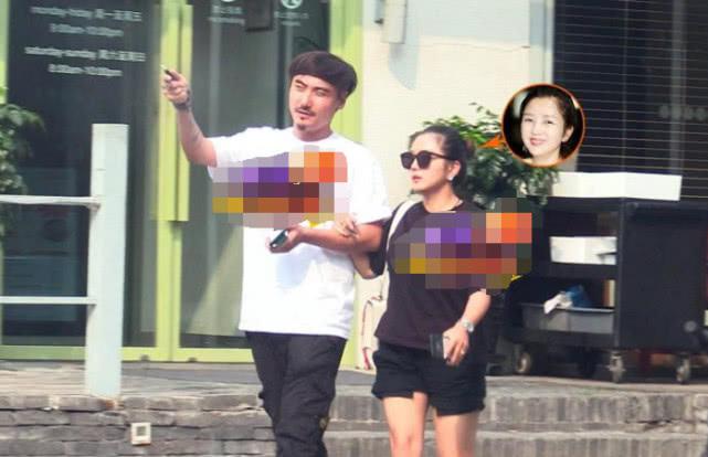 后爹不好当？何洁刁磊罕见甜蜜同框，刁磊想牵女儿手受冷落
