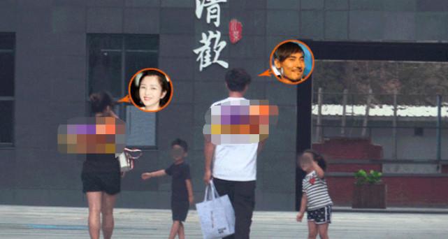 后爹不好当？何洁刁磊罕见甜蜜同框，刁磊想牵女儿手受冷落