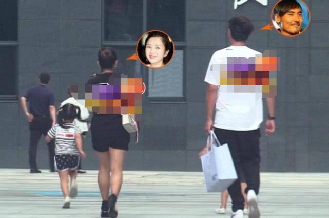 后爹不好当？何洁刁磊罕见甜蜜同框，刁磊想牵女儿手受冷落