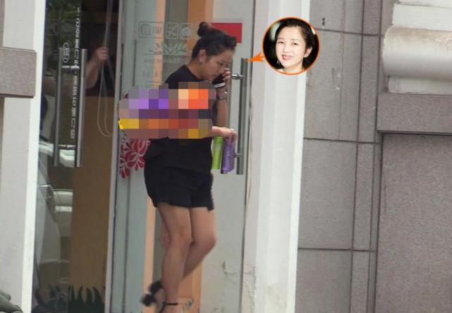 后爹不好当？何洁刁磊罕见甜蜜同框，刁磊想牵女儿手受冷落