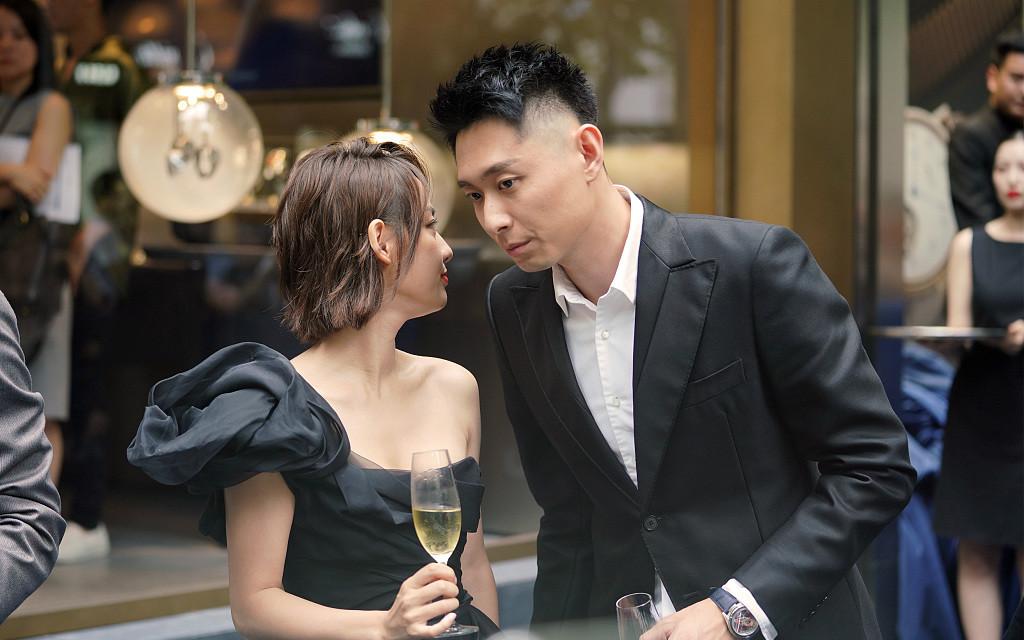 张嘉倪买超深情对视眼神甜蜜穿情侣配色似神仙眷侣