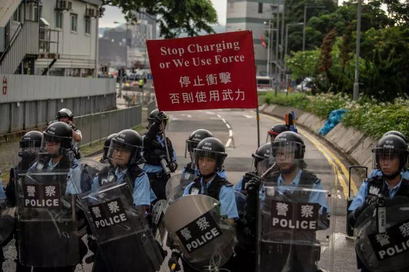 香港各界谴责冲击立法会暴行