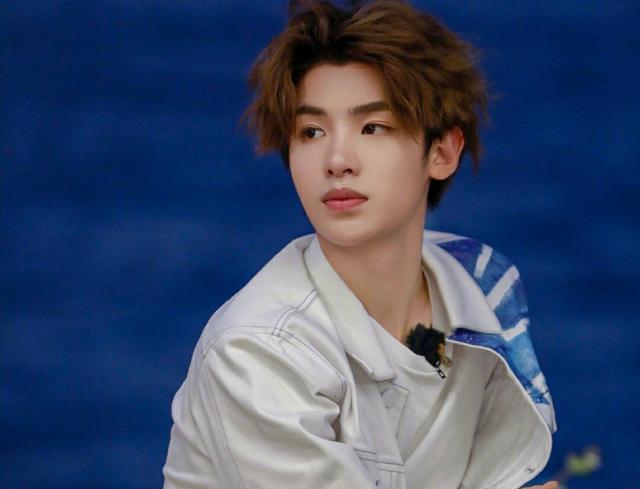 Justin这个细碎的烫发就显得非常随意了，但是配上justin的五官有一种漫画脸既视感呢！