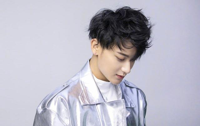 黄子韬是一个非常注重外在的人，黑色的细碎卷发搭配银色闪光外套，这也太潮了吧！