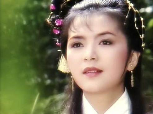 陈玉莲的脸型有点胖乎乎的美,眼神也很深邃,很淡雅冷艳,忧郁的时候竟有点林黛玉的感觉。