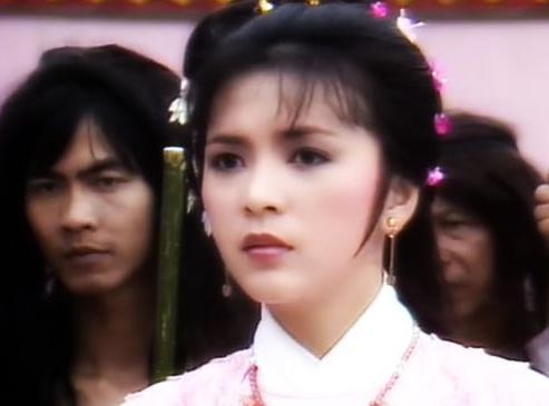 一袭白衣飘飘,一尘不染,整个人由内到外散发着古典美,让人沉溺于她的美貌中无法自拔。