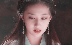 “人面桃花相映红”这句诗形容这幅图再恰当不过了,刘亦菲就像诗中的女子一样,娇羞美丽。