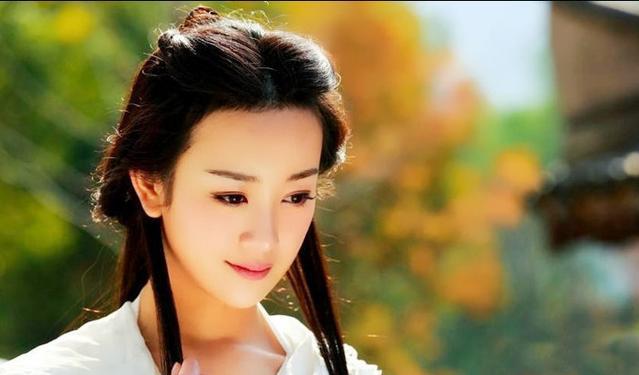 她像白茶花一样的温柔与痴情,令人不惜生命去守护这纯洁温婉的完美