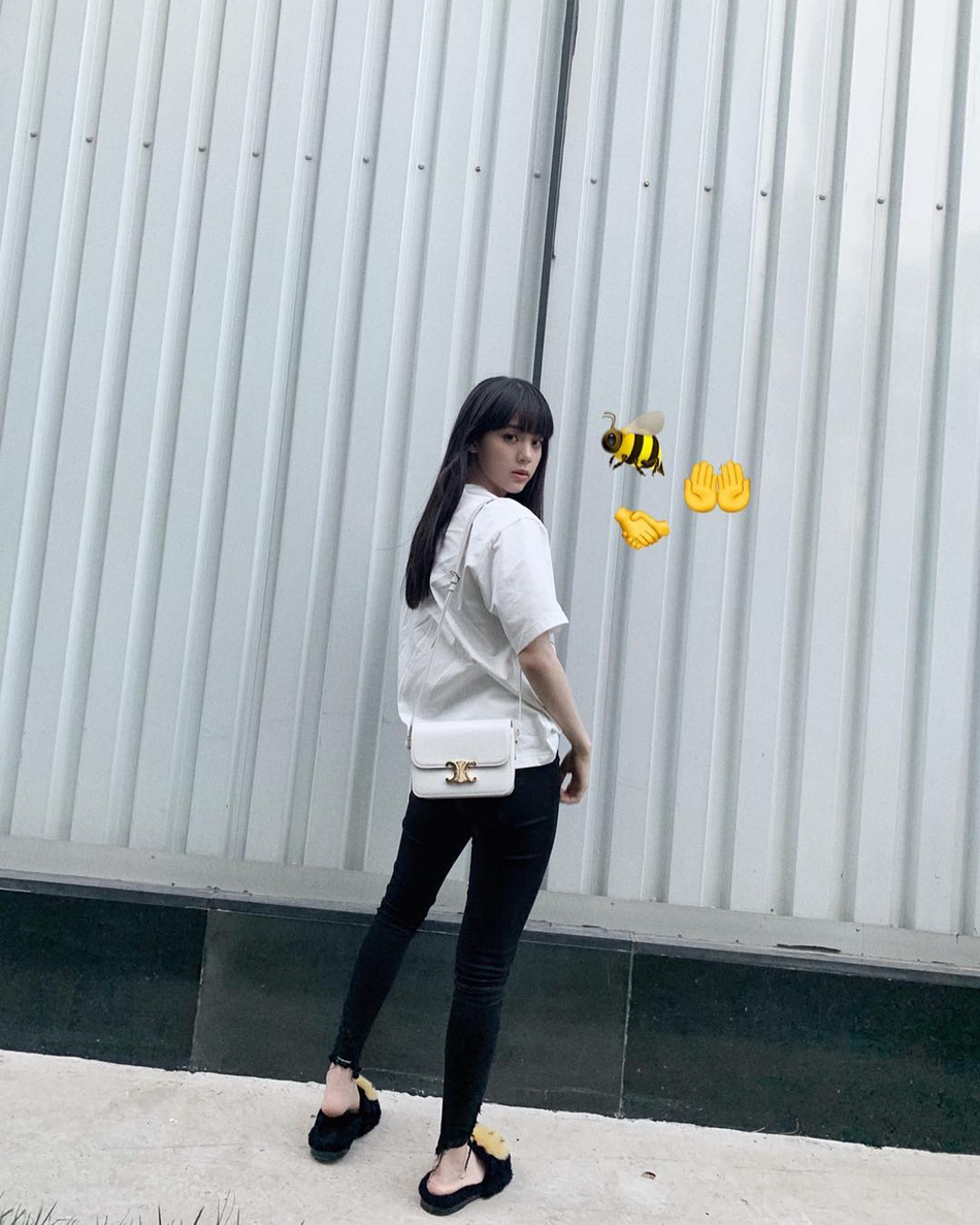 欧阳娜娜简单搭配少女感十足