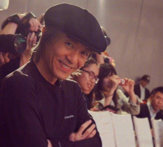 喜剧演员总是被描绘为“悲伤的小丑”。对于喜剧演员，“把悲伤留给自己”是他们的生活写照。