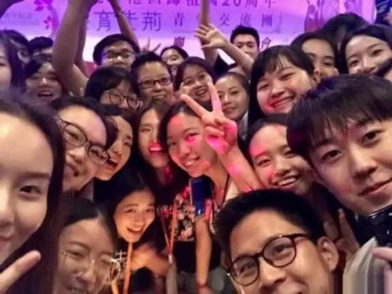 网友对此纷纷表示“霍少爷接地气”“好嗨呀”“太好玩了”。