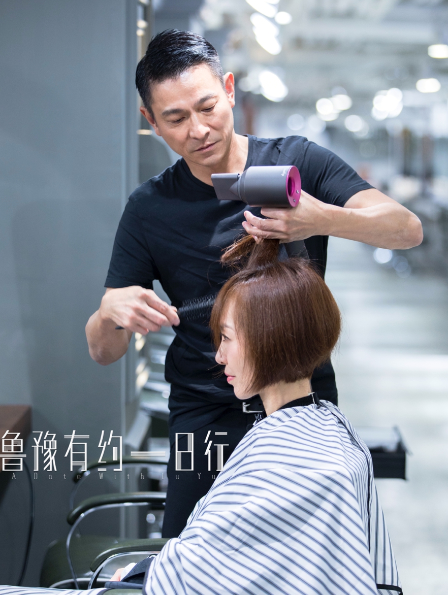 刘德华重操旧业化身理发师 为鲁豫剪发手法专业娴熟