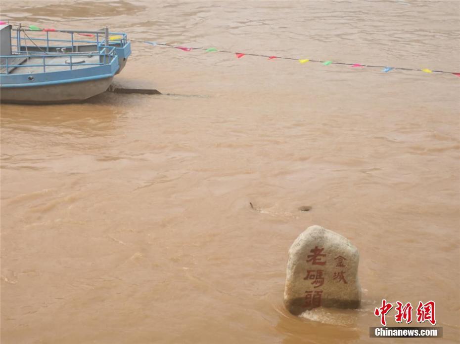 4 黄河兰州段水位持续上涨 河水淹到公园内座椅
