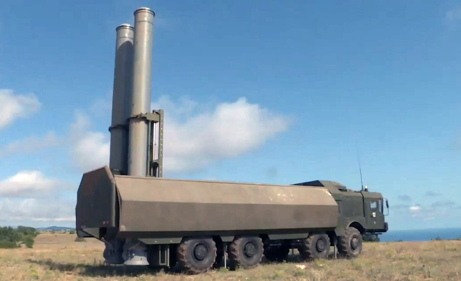 俄军“堡垒”导弹发射车起竖