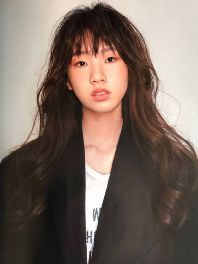 小s岁大女儿登杂志13岁踩8千运动鞋硬照能力被赞堪比超模