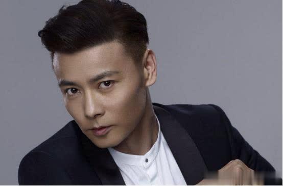 张晋的身材有多出色看到真人之后不愧是西装大佬