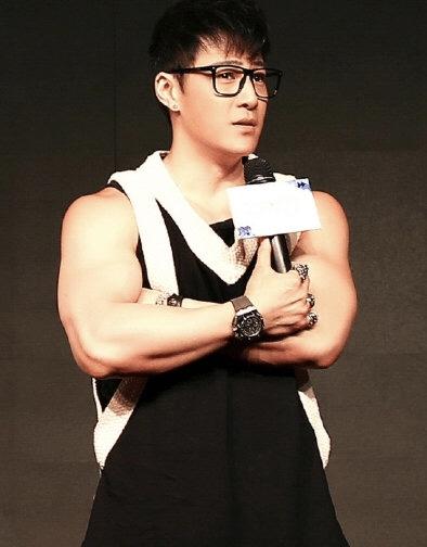 惊人!许绍洋近照变成大块头肌肉男,与往日斯文儒雅形象相差太大