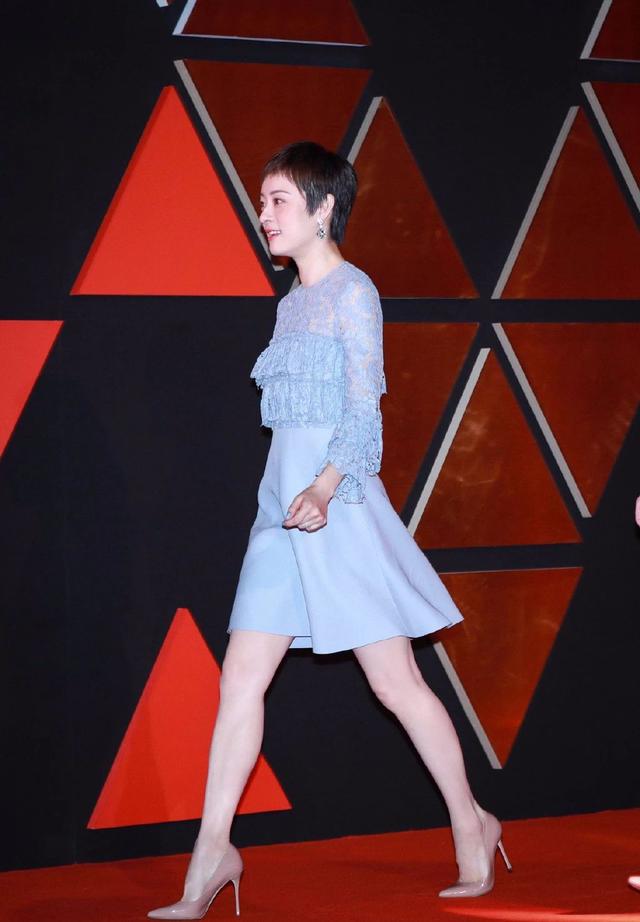 这一身浅蓝色的连衣裙配上脚上这双非常简单的裸色高跟,孙俪整个人看
