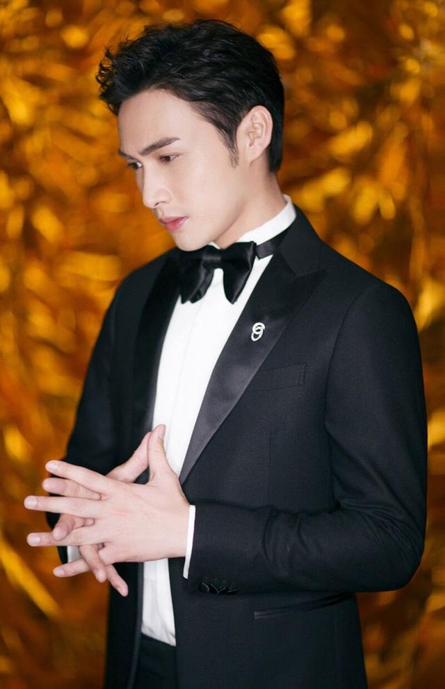 其中有一位也特别红他就是张彬彬,年龄不大但能看出来他的沉稳,虽然