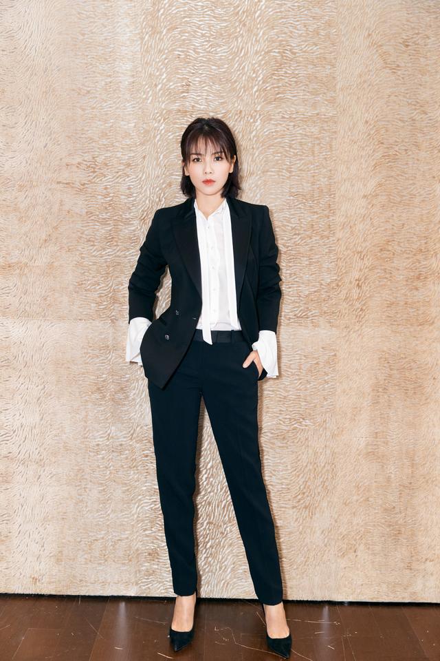 刘涛剪短发后气质更好了穿上黑色西装简约又干练职场范儿十足