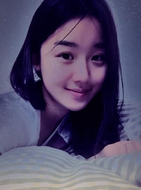 孟非晒女儿孟星亚近照长发披肩温婉气质