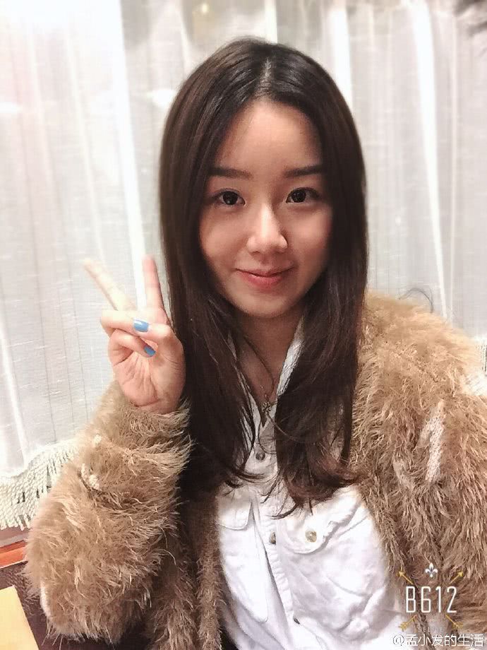 孟非晒女儿孟星亚近照长发披肩温婉气质