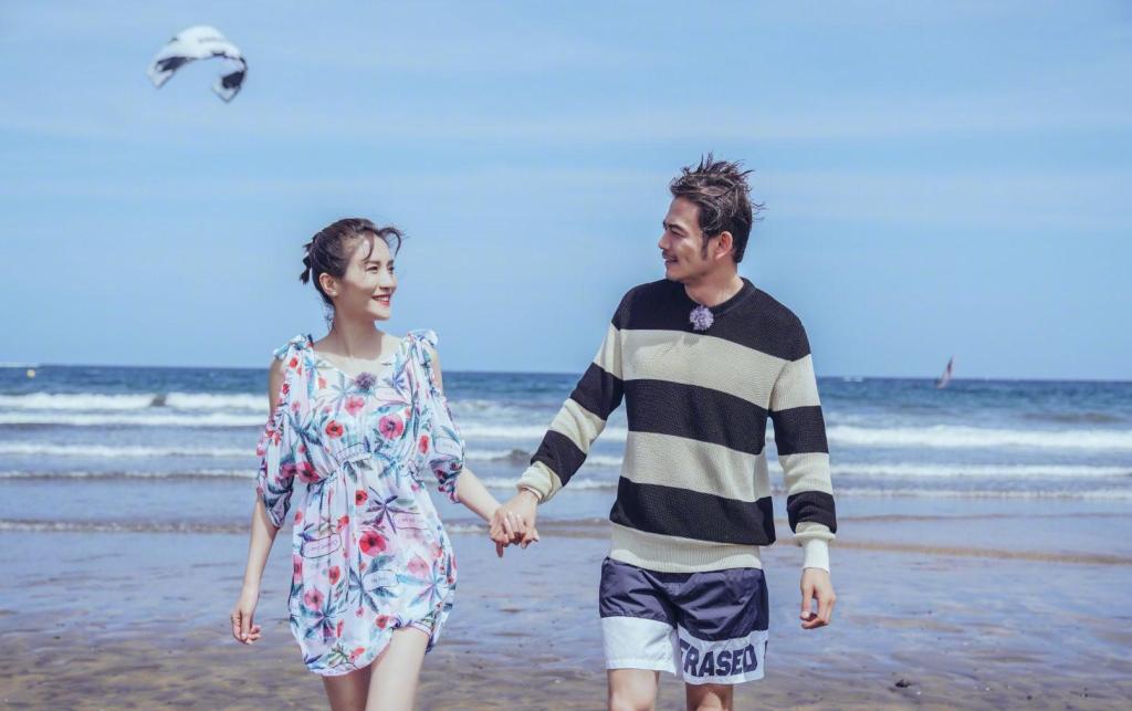 杨烁夫妻海边浪漫探戈小包总露肚腩大展骚气舞姿