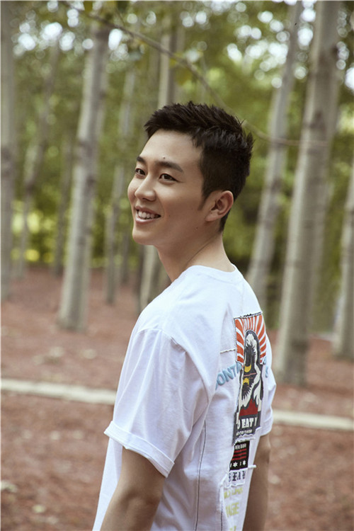 贺鹏《陈情令》外阳光温暖 怀念温晁的江湖气