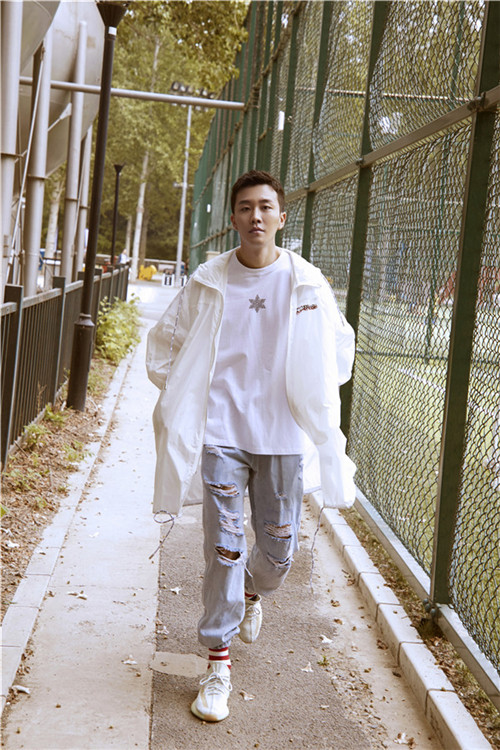 贺鹏《陈情令》外阳光温暖 怀念温晁的江湖气