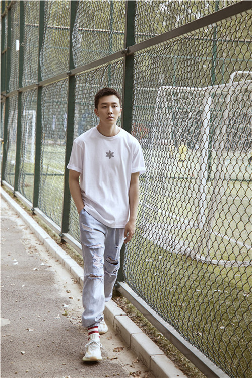 贺鹏《陈情令》外阳光温暖 怀念温晁的江湖气