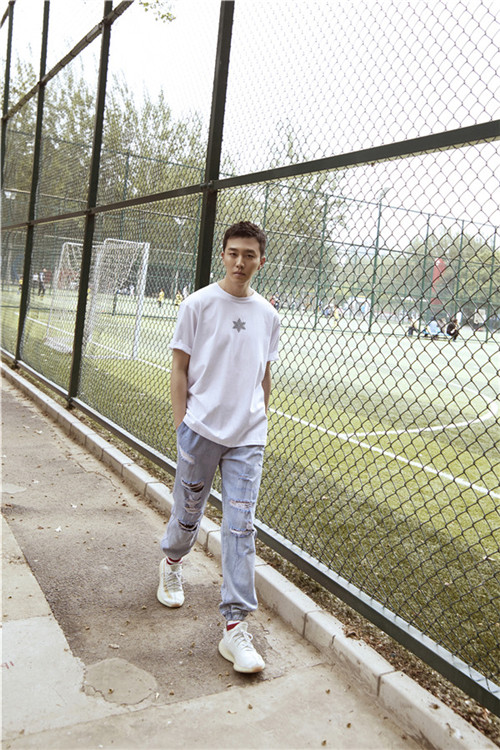 贺鹏《陈情令》外阳光温暖 怀念温晁的江湖气