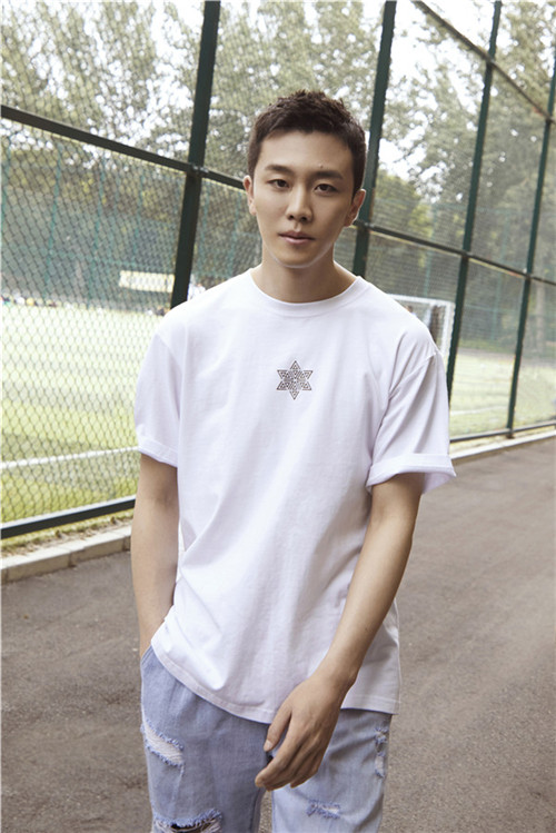 贺鹏《陈情令》外阳光温暖 怀念温晁的江湖气