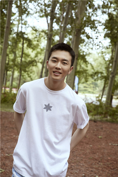 贺鹏《陈情令》外阳光温暖 怀念温晁的江湖气