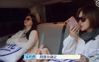 中年姐妹组不输年轻人的闹腾劲，做起夸张的萝卜蹲也是相当卖力的。