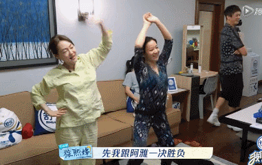 深蹲完后俩人背地里嘲笑大S肯定“腿抖得不行”。