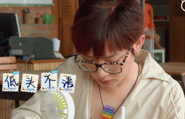 结果……电视机前的观众都被忽悠了：原来这是她们合伙跟大家开的愚人节玩笑。