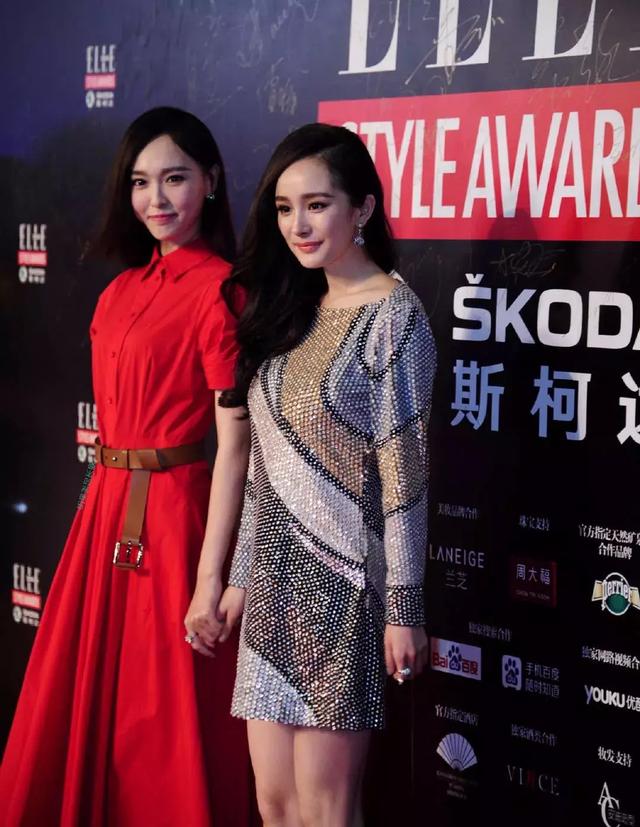 作为婚礼上唯一获邀的圈内明星，同时也是唯一的伴娘，可见唐嫣在杨幂心中的“分量”。