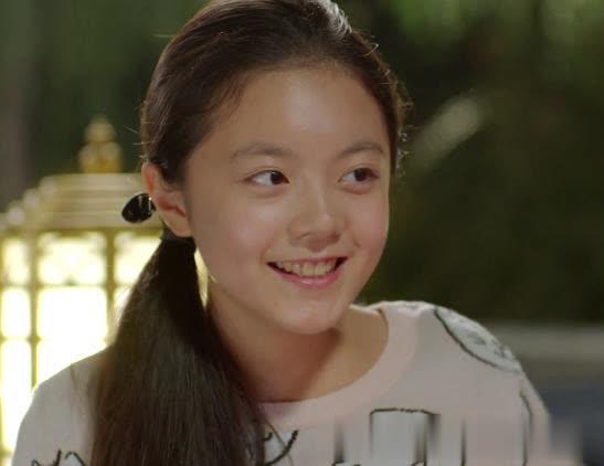 赵今麦在汪俊导演的《小别离》中饰演的是方朵朵(张子枫)的同学琴琴.