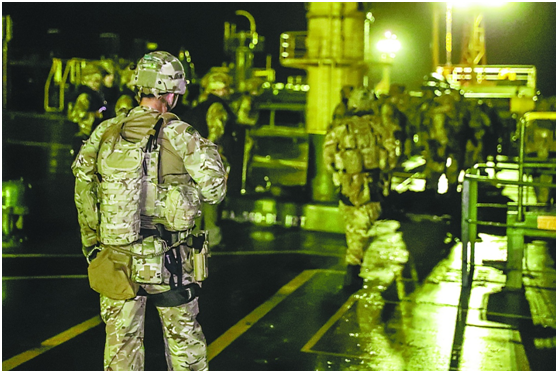 图为英方公布的海军陆战队员凌晨参与行动的照片。