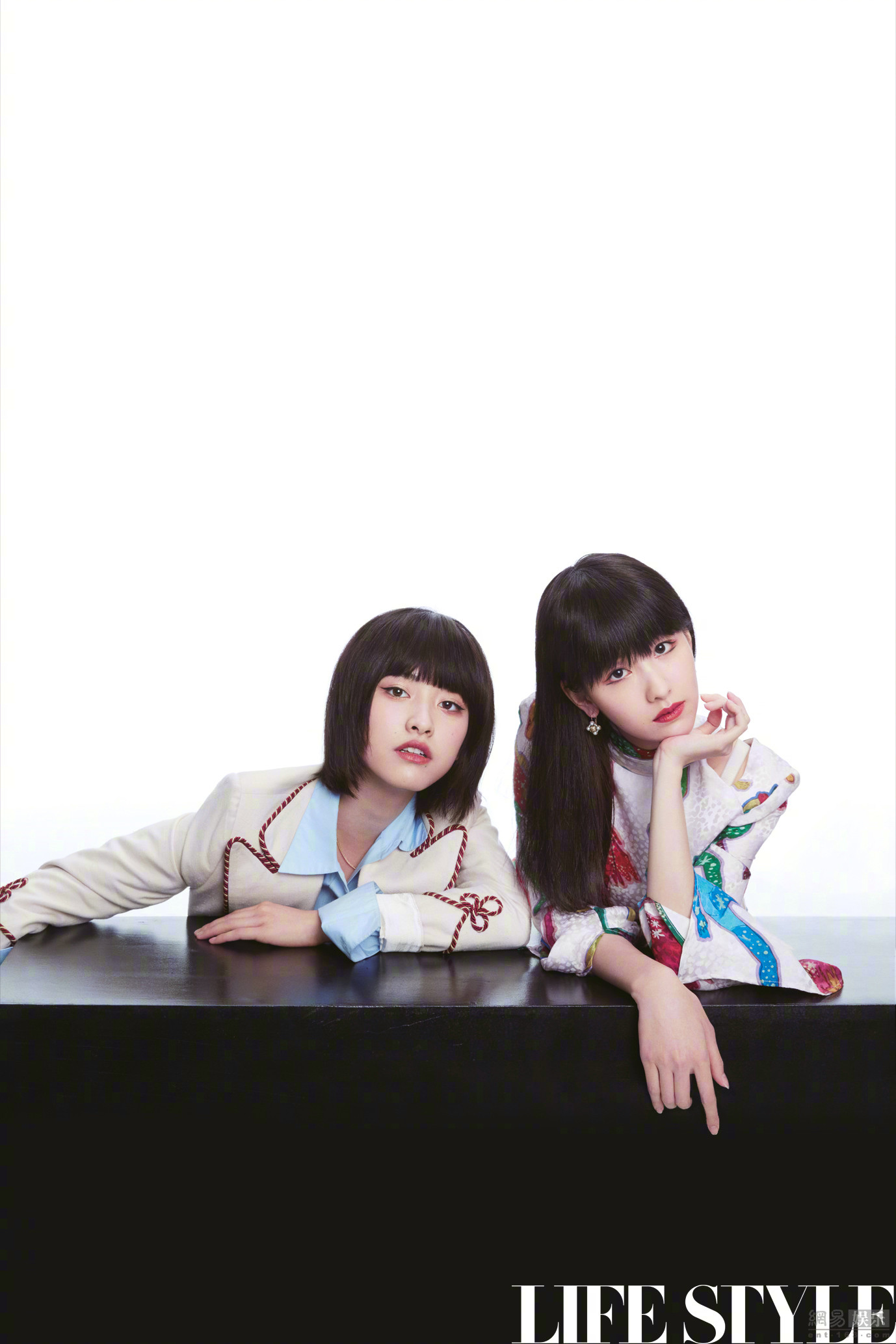 近日,电视剧版《七月与安生》双生姐妹沈月陈都灵首次杂志同框,两姐妹